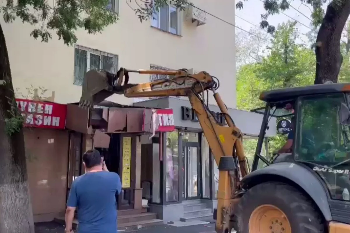 Сразу две пристройки к жилому дому сносят в центре Алматы