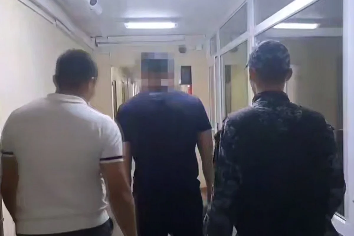 Мужчина избил двух врачей в детской больнице в Караганде