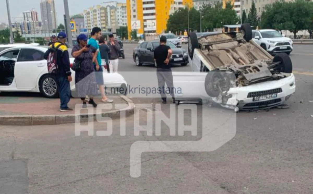 Автомобиль перевернулся после ДТП в Астане