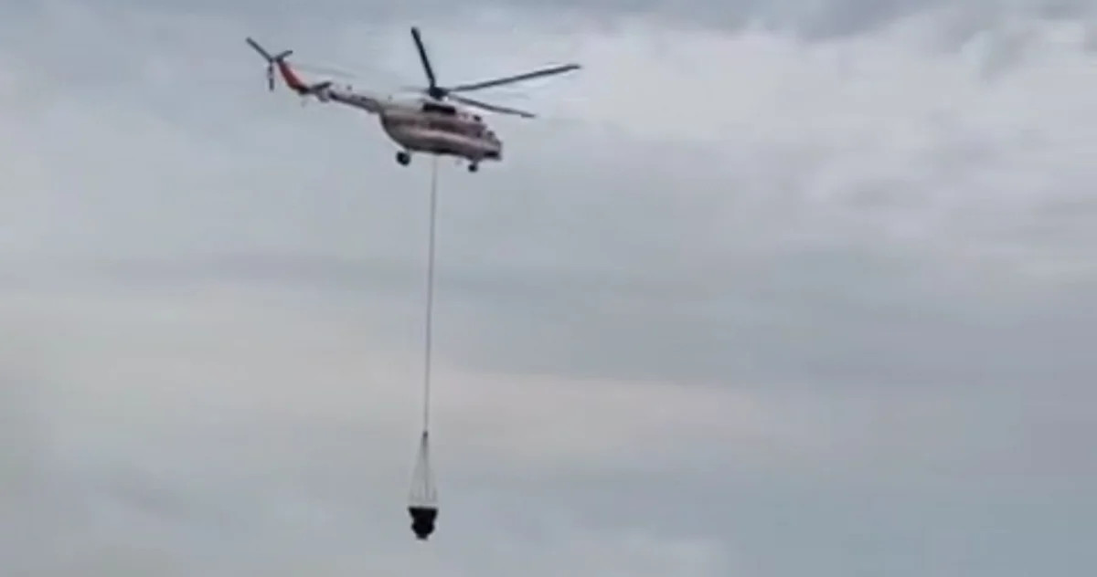 Вертолет задействовали в тушении камыша в Атырауской области (ВИДЕО)