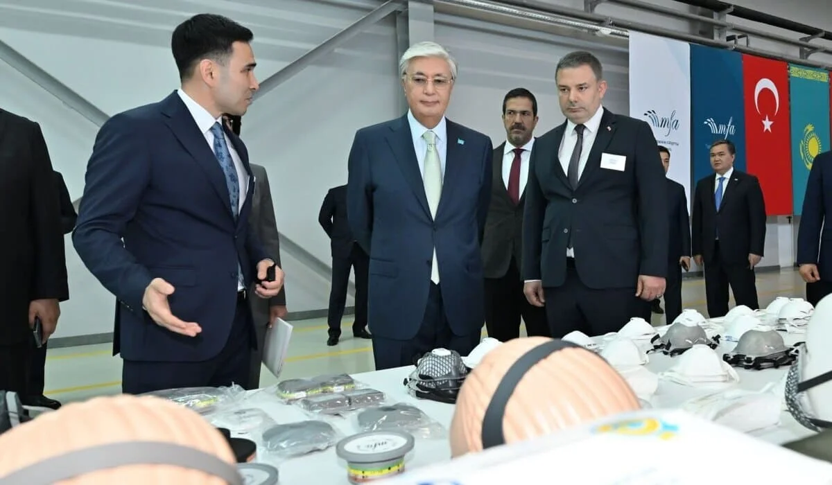 Президент посетил завод по производству респираторов и противогазов