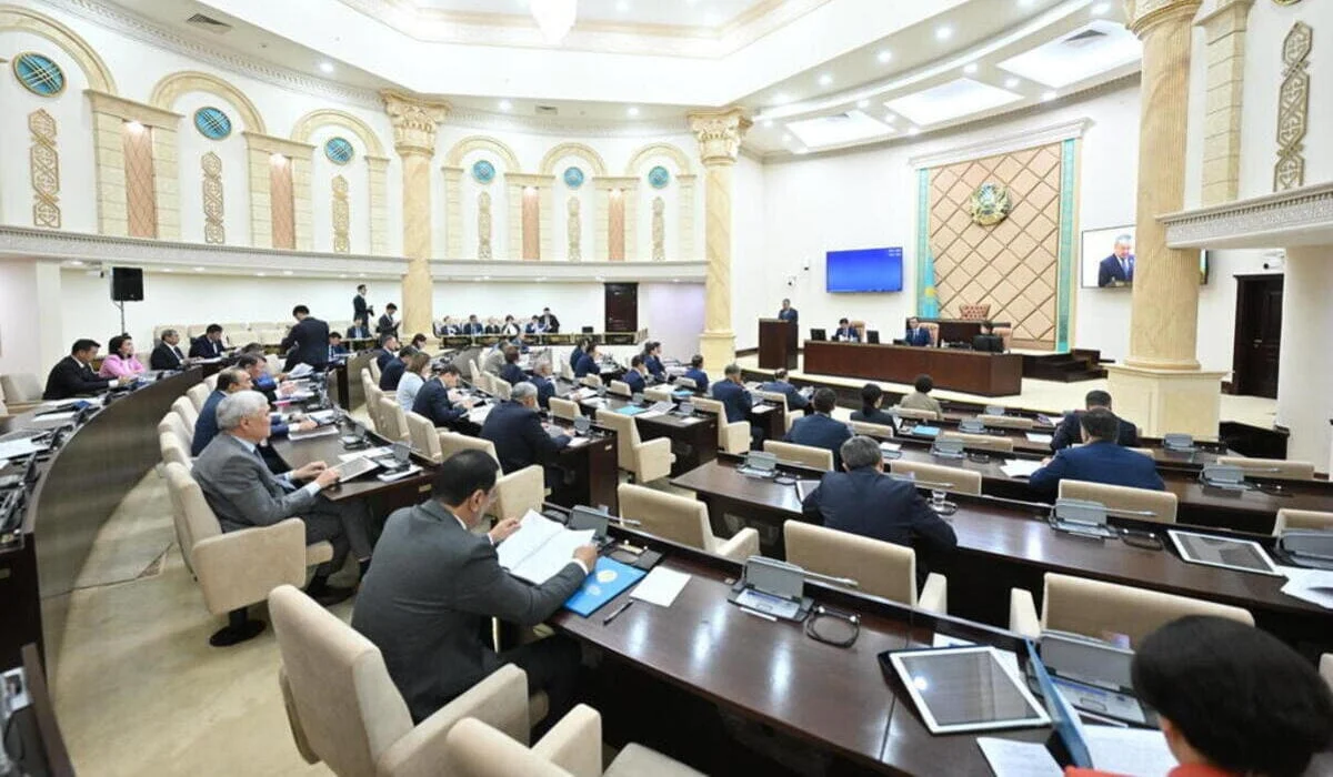 Парламент Казахстана принял закон об амнистии к 30-летию Конституции