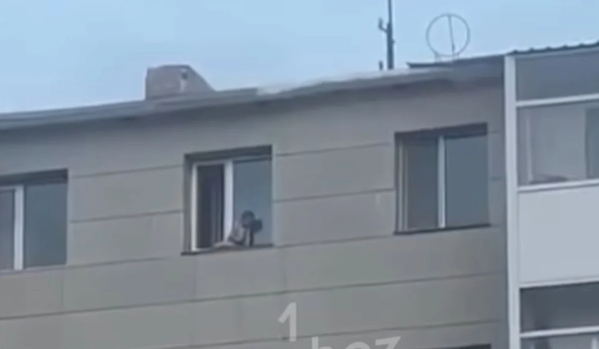 «Куда смотрят родители?»: сидевший на карнизе малыш попал на видео в Жезказгане
