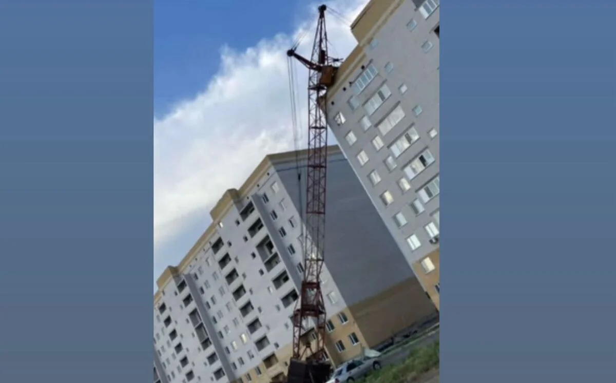 «Никто нас не эвакуировал»: кран обрушился на дом во время урагана в Аксу (ВИДЕО)