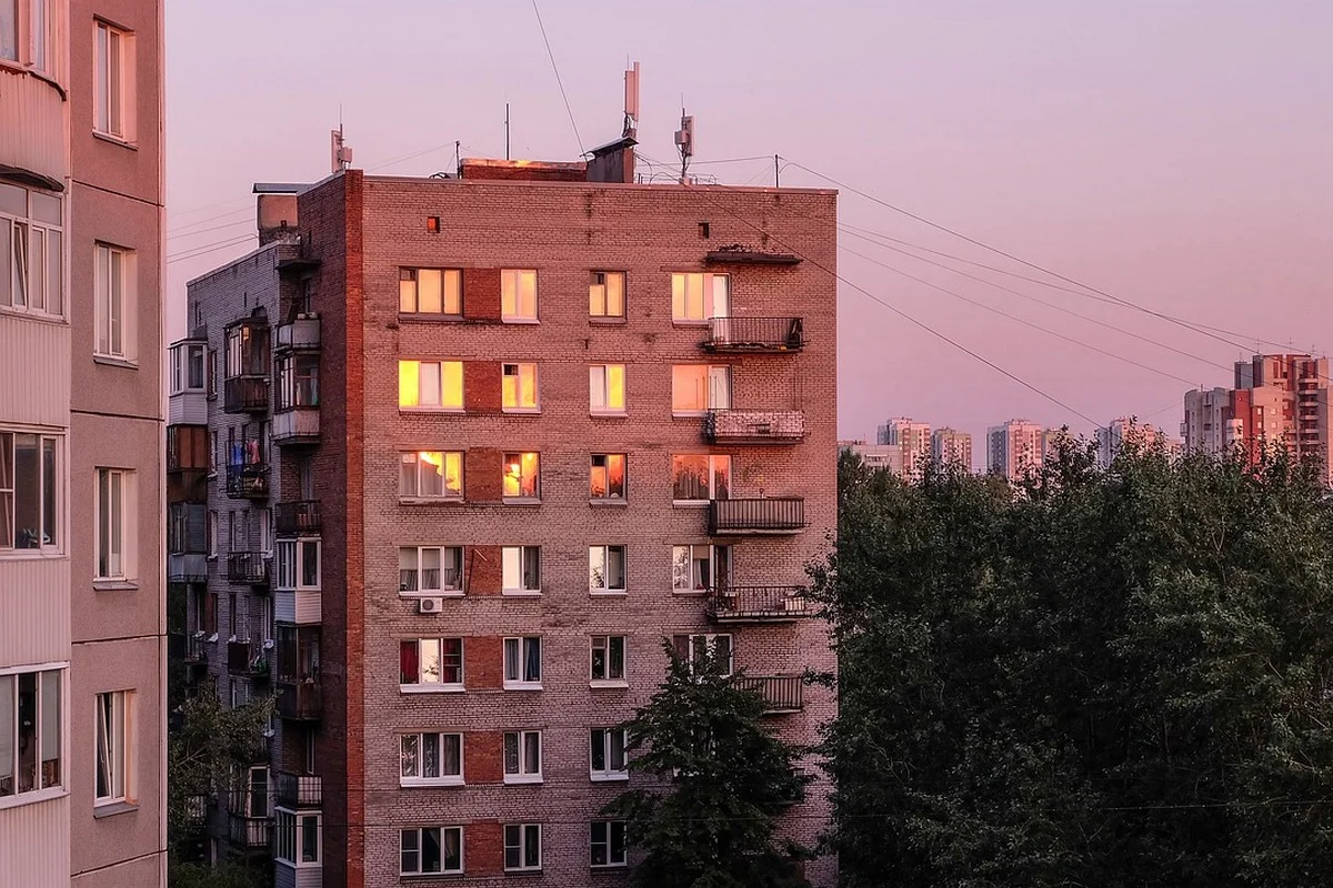 Спасатель не дал упасть девушке, сидящей на перилах балкона 13 этажа в Астане