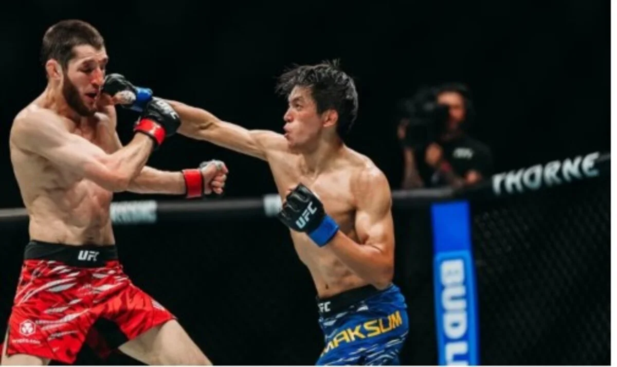 Казахстанский файтер обратился к болельщикам после скандального боя в UFC