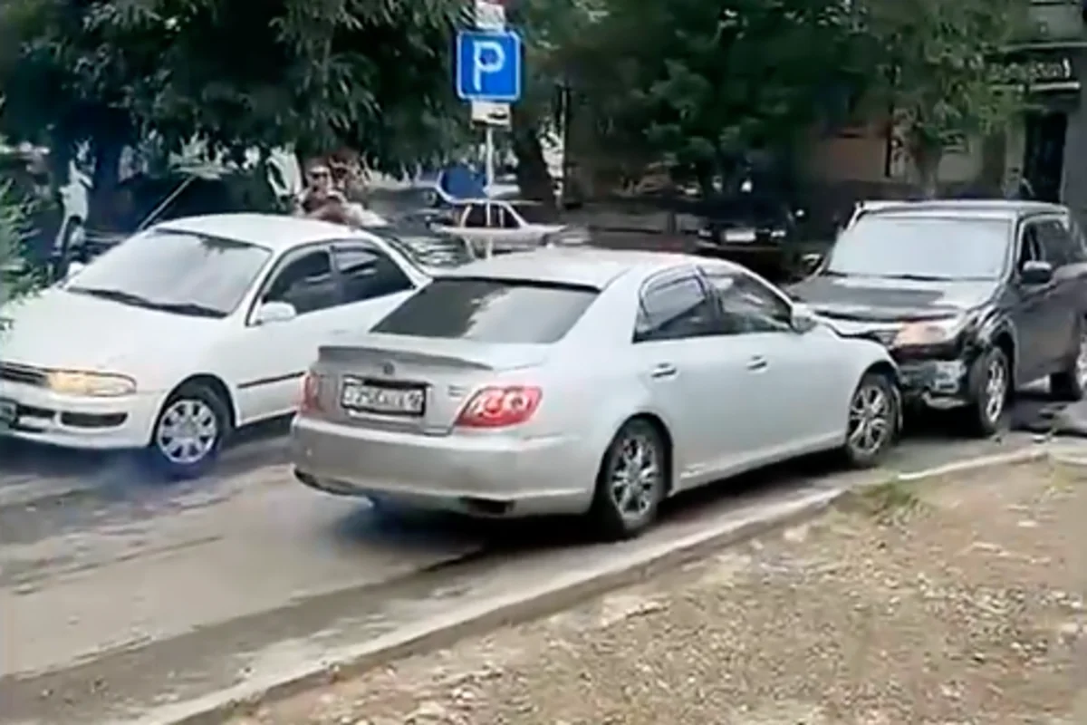Водитель намеренно таранил чужие машины в Усть-Каменогорске (ВИДЕО)