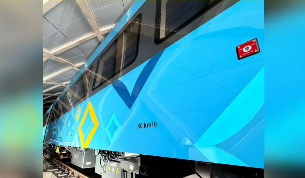 Граффити на вагонах LRT в Астане удалены – составы сохранили первоначальный вид (ВИДЕО)