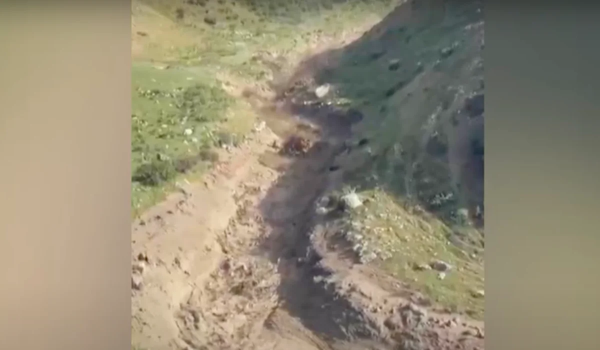 В Кыргызстане прорвало горное озеро: эвакуированы 180 человек (ВИДЕО)
