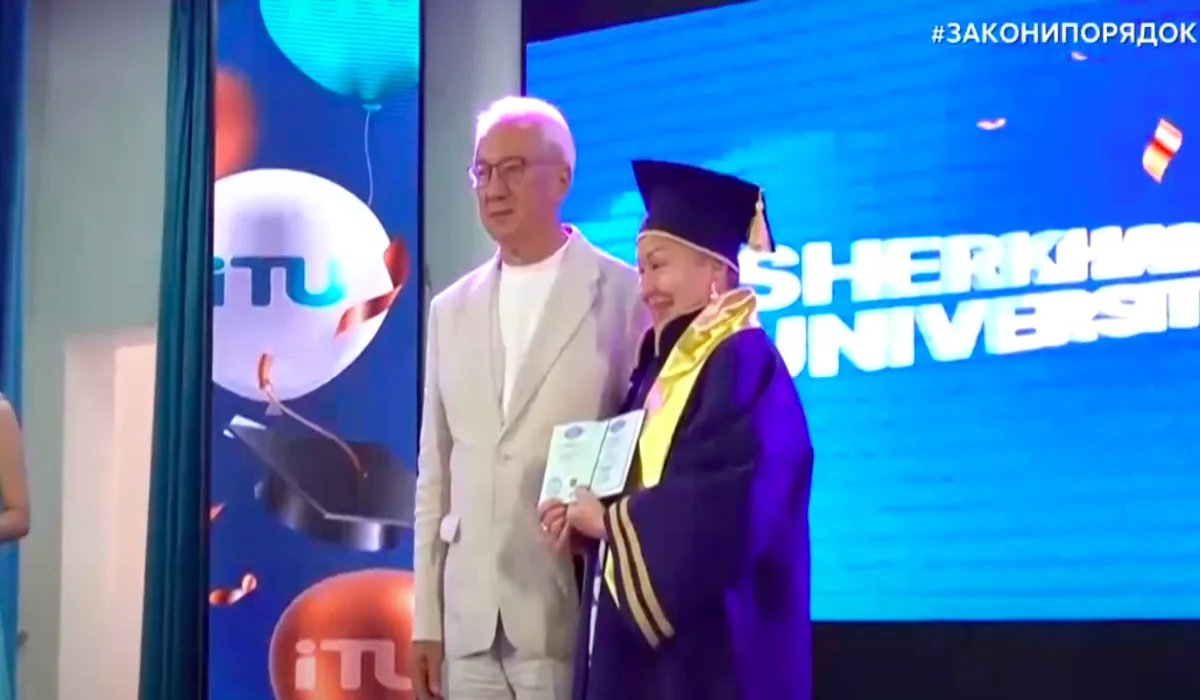 «Хочу жить до 120»: бабушка девятерых внуков окончила юрфак с отличием в Таразе