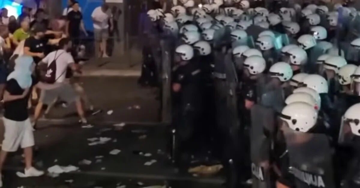 Протесты в Сербии переросли в столкновения: десятки задержанных, ранены 6 полицейских