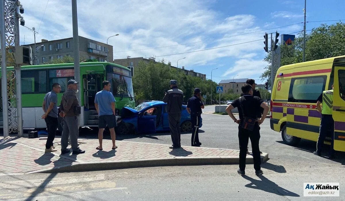 Четыре человека, включая ребенка, пострадали в ДТП с автобусом в Атырау