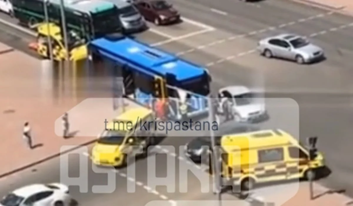 Автобус столкнулся с автомобилем в Астане: пострадали три пассажира маршрутки (ВИДЕО)