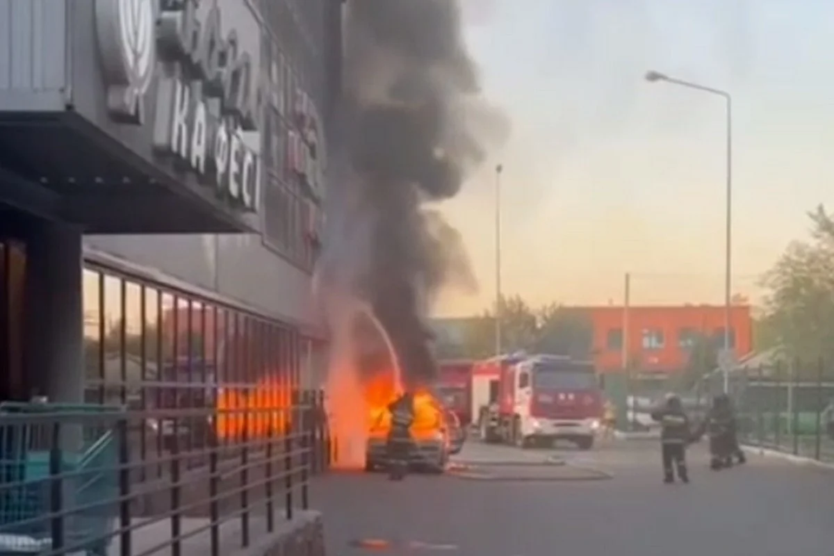 Автомобиль сгорел дотла на парковке возле торгового дома в Семее (ВИДЕО)