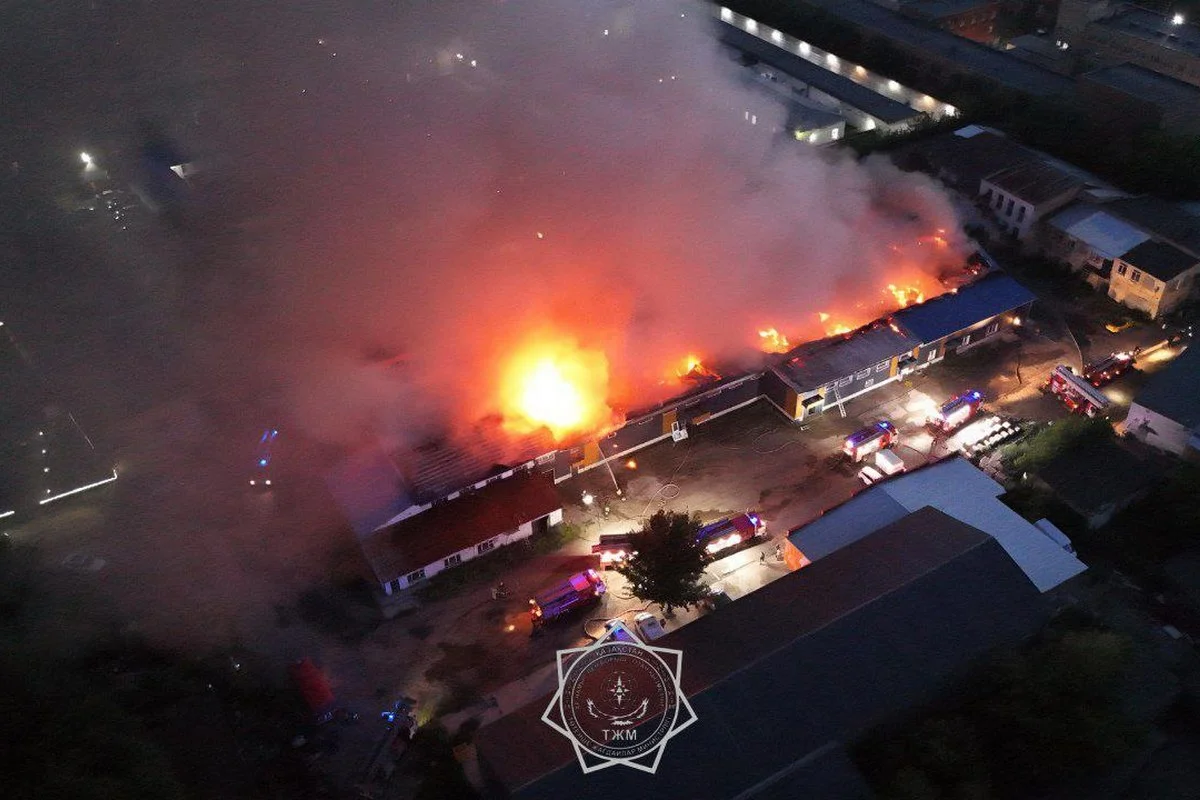 Серьезный пожар тушат в центре Усть-Каменогорска