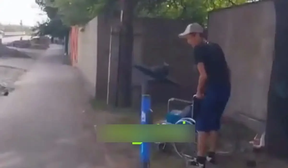 «Сын избивает пожилого отца-инвалида»: снятое в Алматы видео появилось в сети