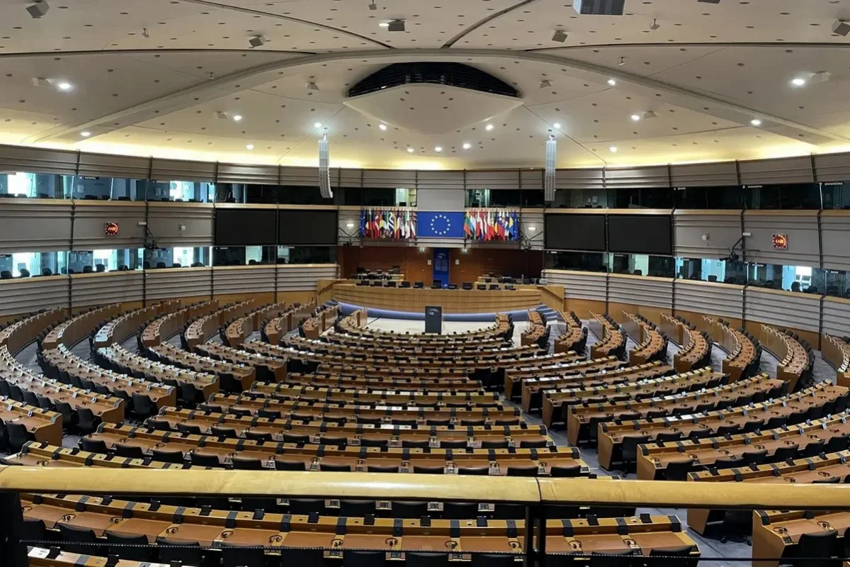 Европарламент не поддержал вотум недоверия Урсуле фон дер Ляйен