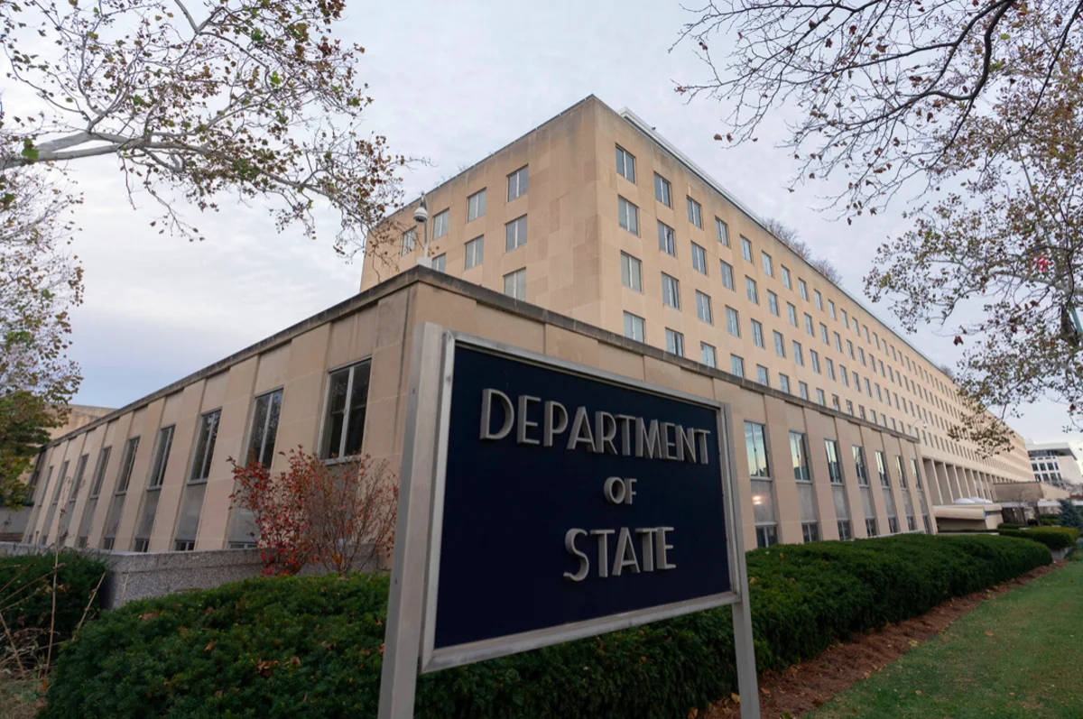 Госдеп США массово увольняет дипломатов и чиновников