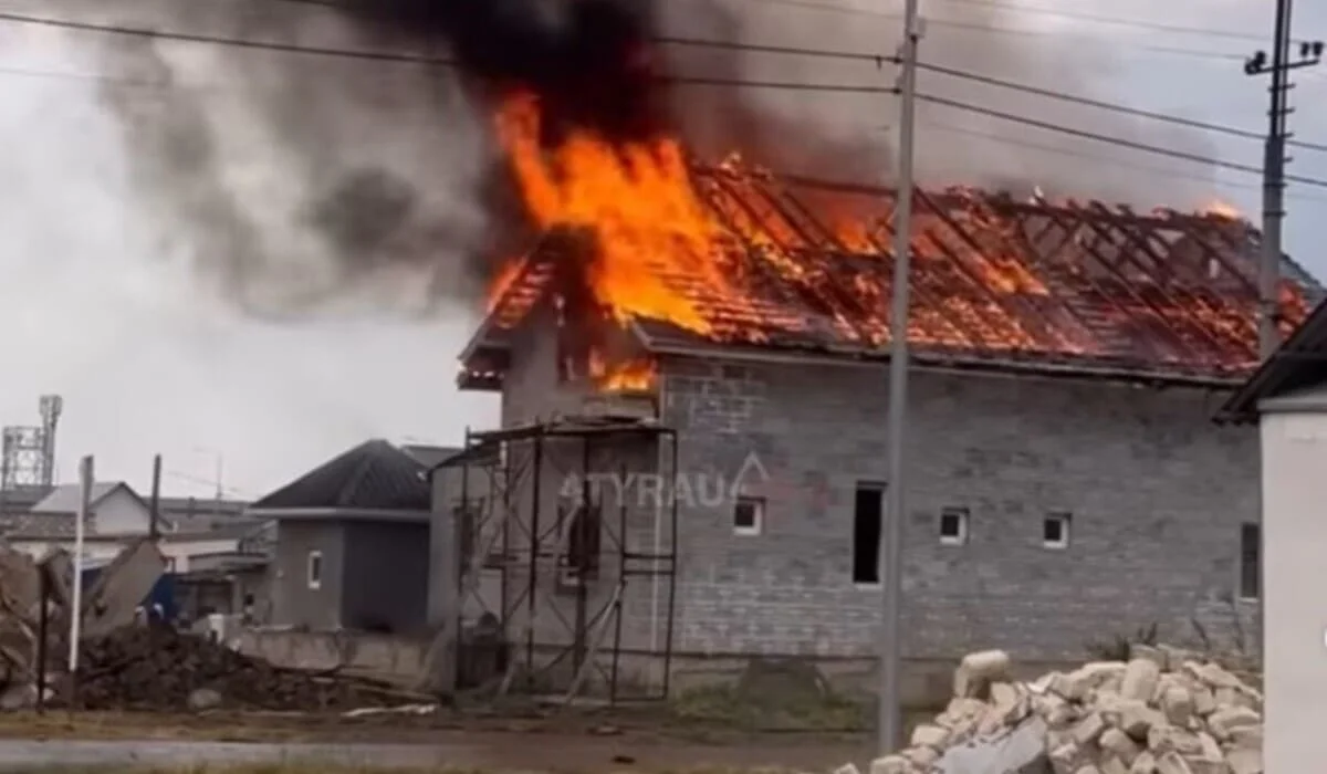 Молния ударила в крышу и подожгла дом в Атырау (ВИДЕО)