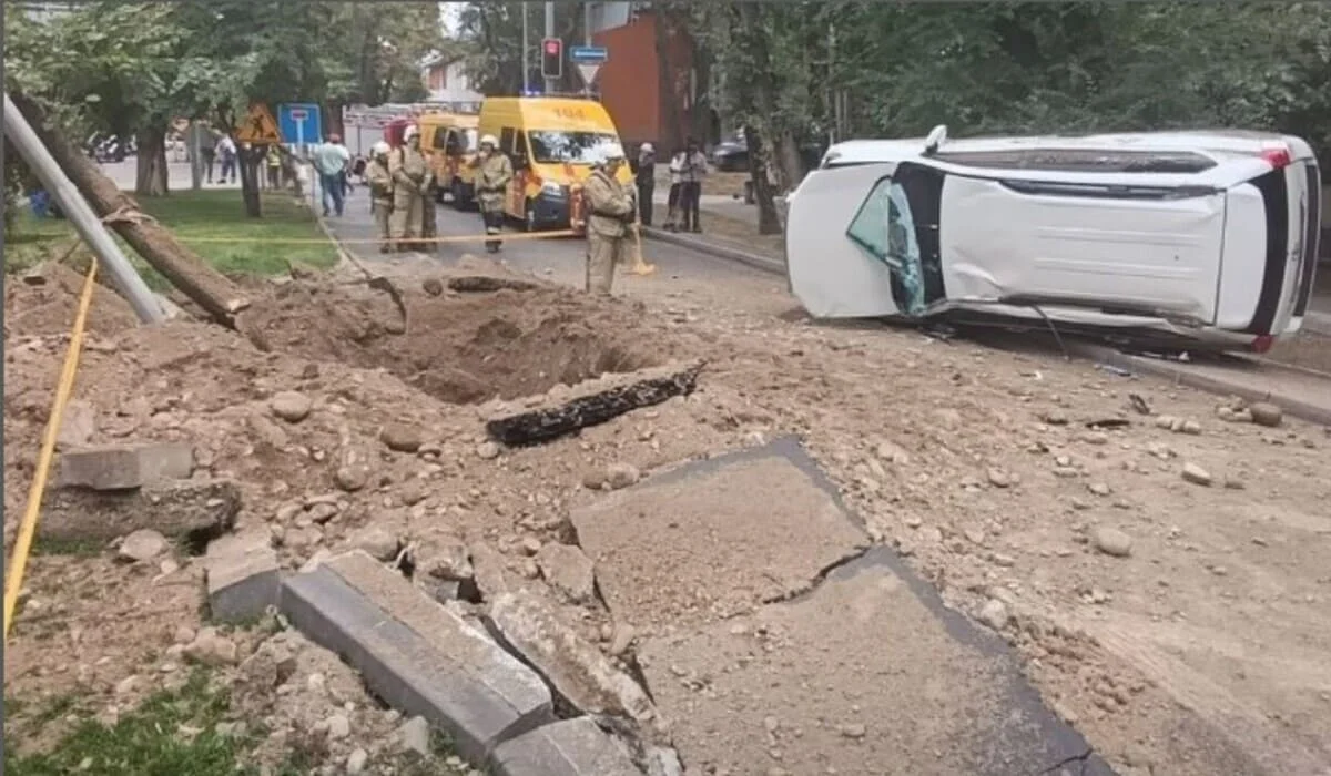 Взрыв в Алматы: внедорожник с водителем и пассажиром подбросило в воздух (ВИДЕО)