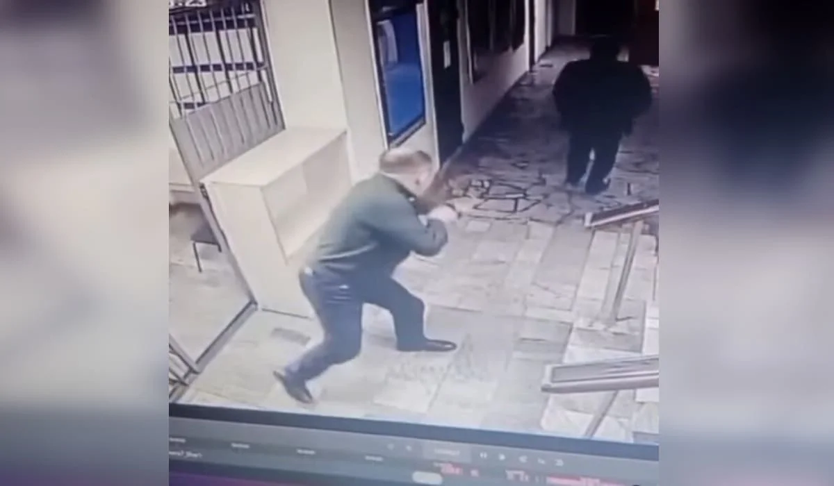 Стрелял по подчиненным из рогатки: полицейского начальника наказали в области Абай