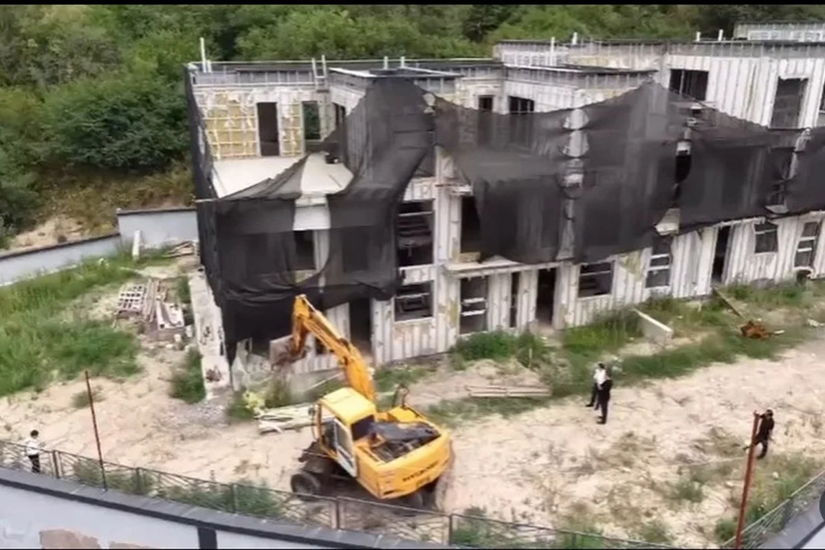 Строящийся таунхаус сносят в предгорье Алматы