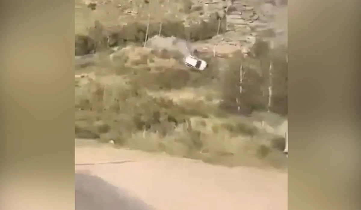Авто сорвалось с серпантина в Баянауле: видео появилось в сети