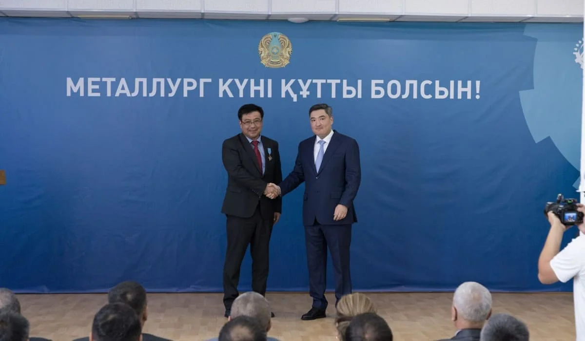 От имени президента премьер-министр вручил госнаграды работникам в честь Дня металлурга