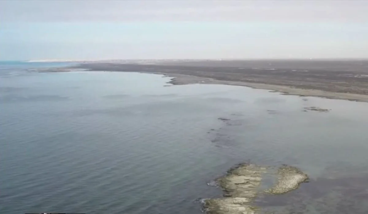 Уровень Каспийского моря продолжает снижаться: названы причины и возможные последствия