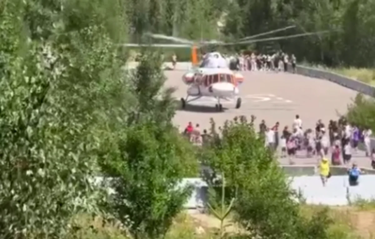 Вертолет едва не задел людей при взлете в горах Алматы (ВИДЕО)
