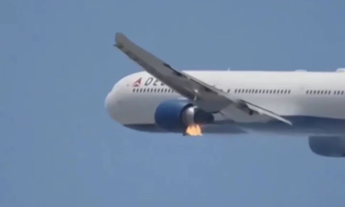 Двигатель авиалайнера в США загорелся в полете (ВИДЕО)