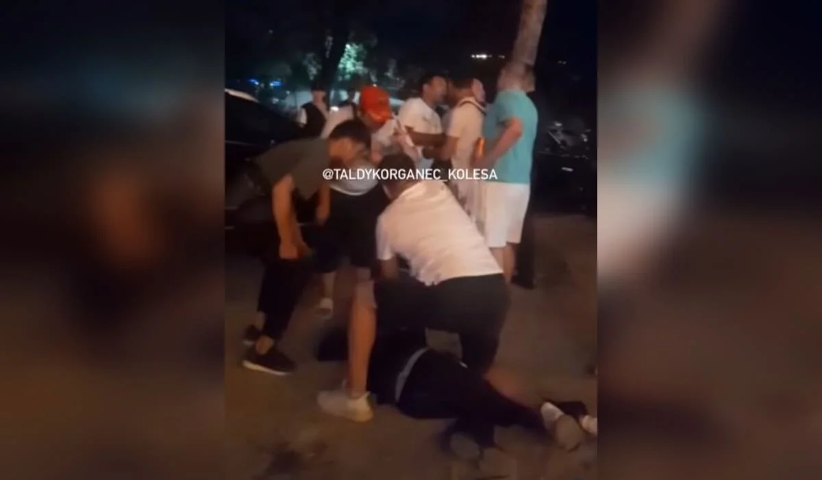 «Устроили поножовщину»: ночной конфликт между мужчинами сняли на видео в Алматы