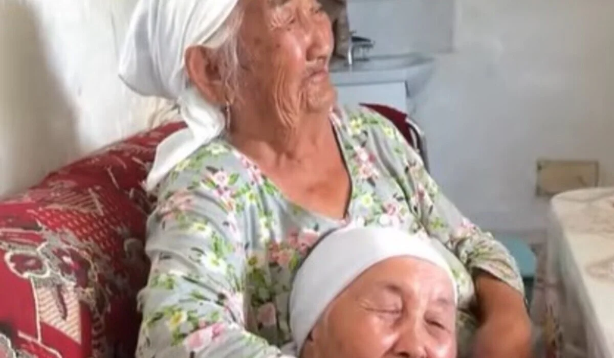 Две бабушки-сестры растрогали казахстанцев до слез (ВИДЕО)