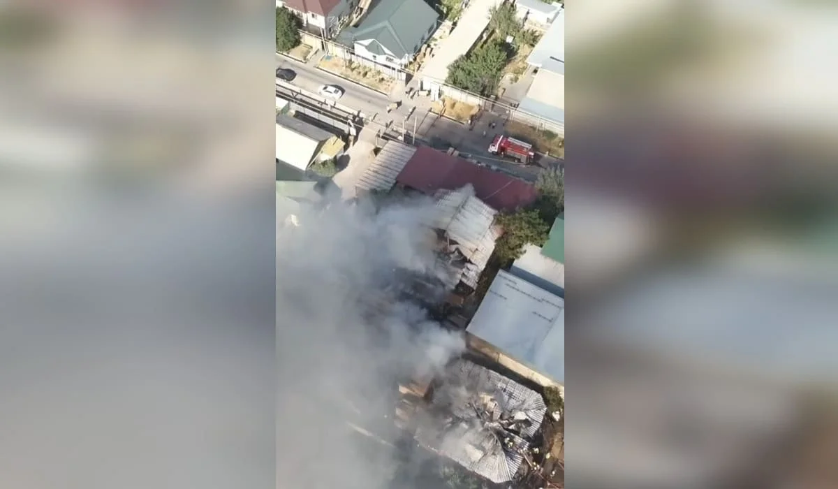 Новый крупный пожар произошел в Алматы: огонь охватил два дома (ВИДЕО)