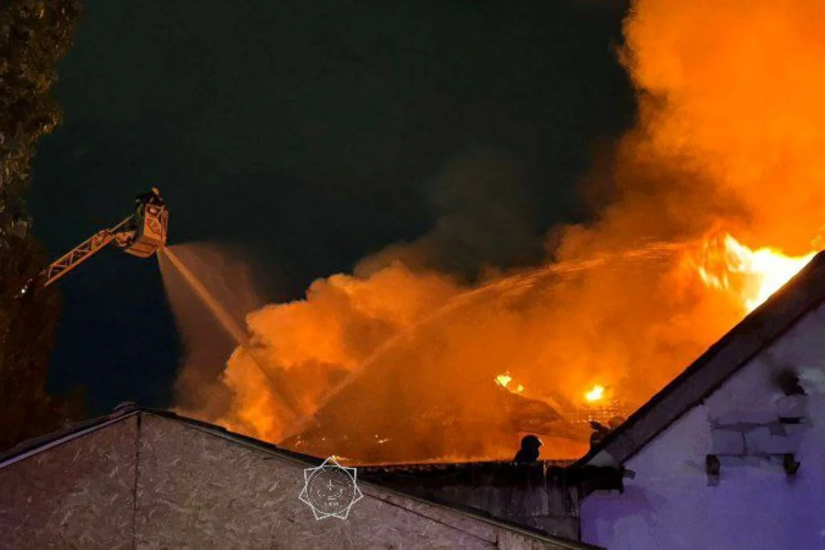 Серьезный пожар в Астане: в центре горит трехэтажная гостиница