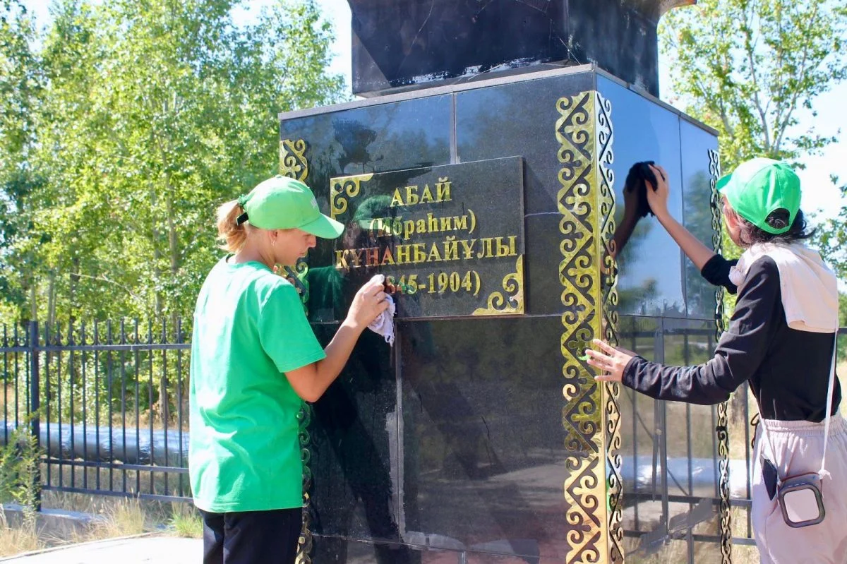 «AMANAT»: казахстанцы принимают участие в акции «Таза бейсенбі»