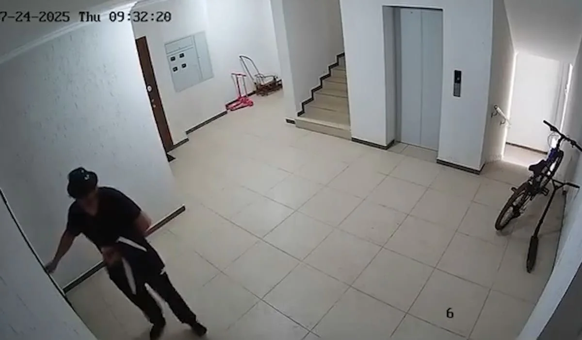 Дергал ручки дверей квартир: на видео попало странное поведение мужчины в ЖК Астаны