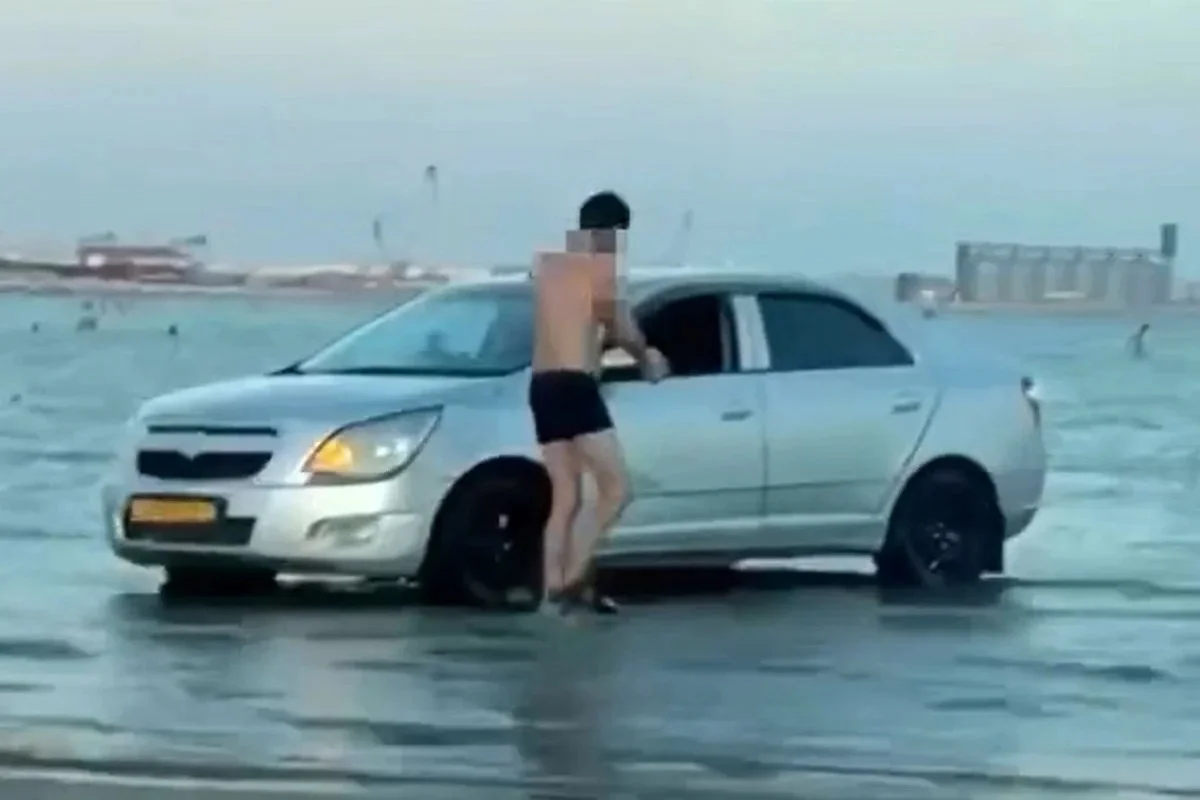 Казахстанец помыл авто в Каспийском море и получил крупный штраф (ВИДЕО)