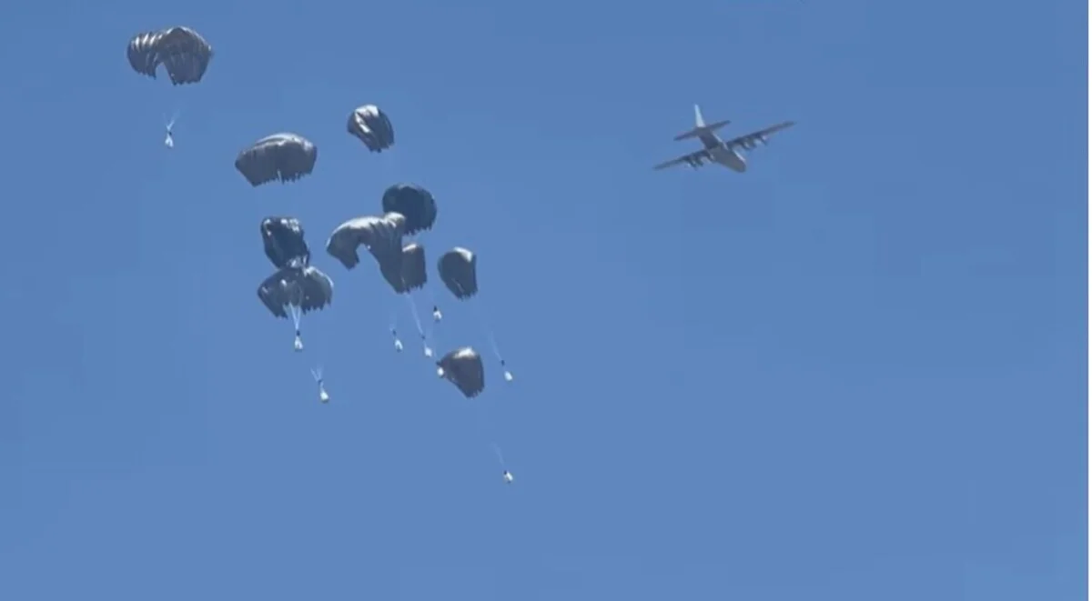 Гуманитарная помощь сбрасывается на Газу с воздуха (ВИДЕО)
