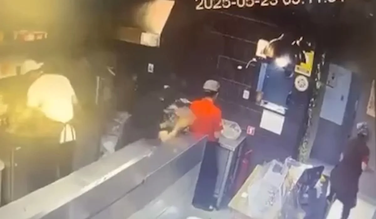 В одном из кафе Астаны на сотрудницу пролили кастрюлю с кипящим маслом (ВИДЕО)