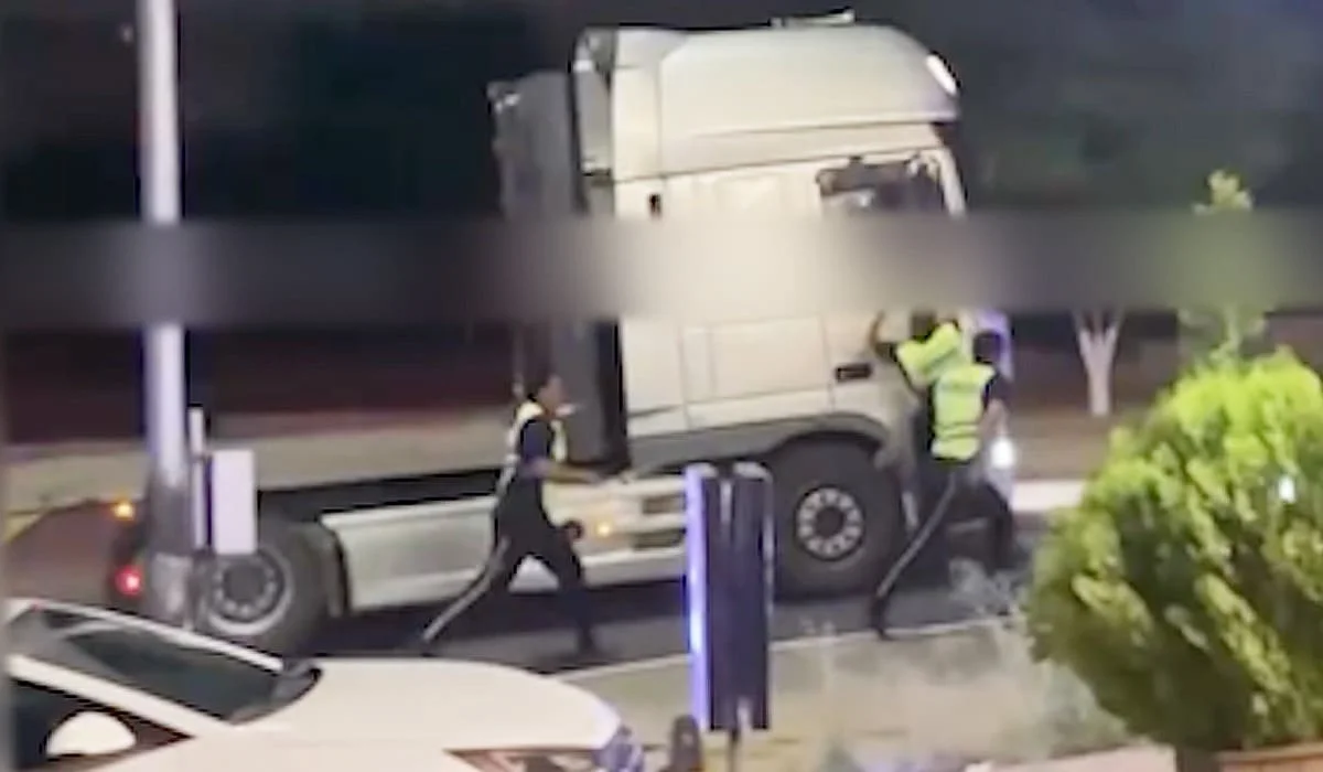 Погоню за фурой сняли на видео ночью в Актау: водитель отказался остановиться, полиция применила спецшипы