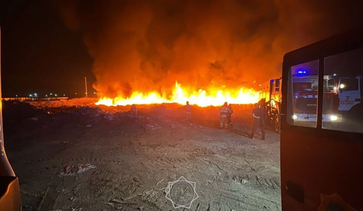 Крупный пожар на мусорном полигоне потушили в Астане