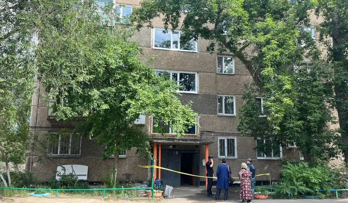Женщина и двое ее детей упали на козырек подъезда в Павлодаре: об их состоянии рассказали врачи