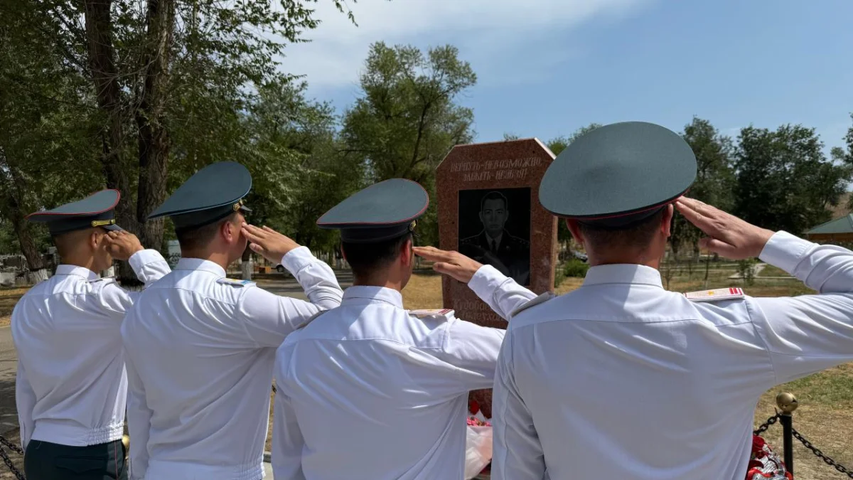 Память о герое: подвиг капитана Кудабаева увековечили в Центре миротворческих операций