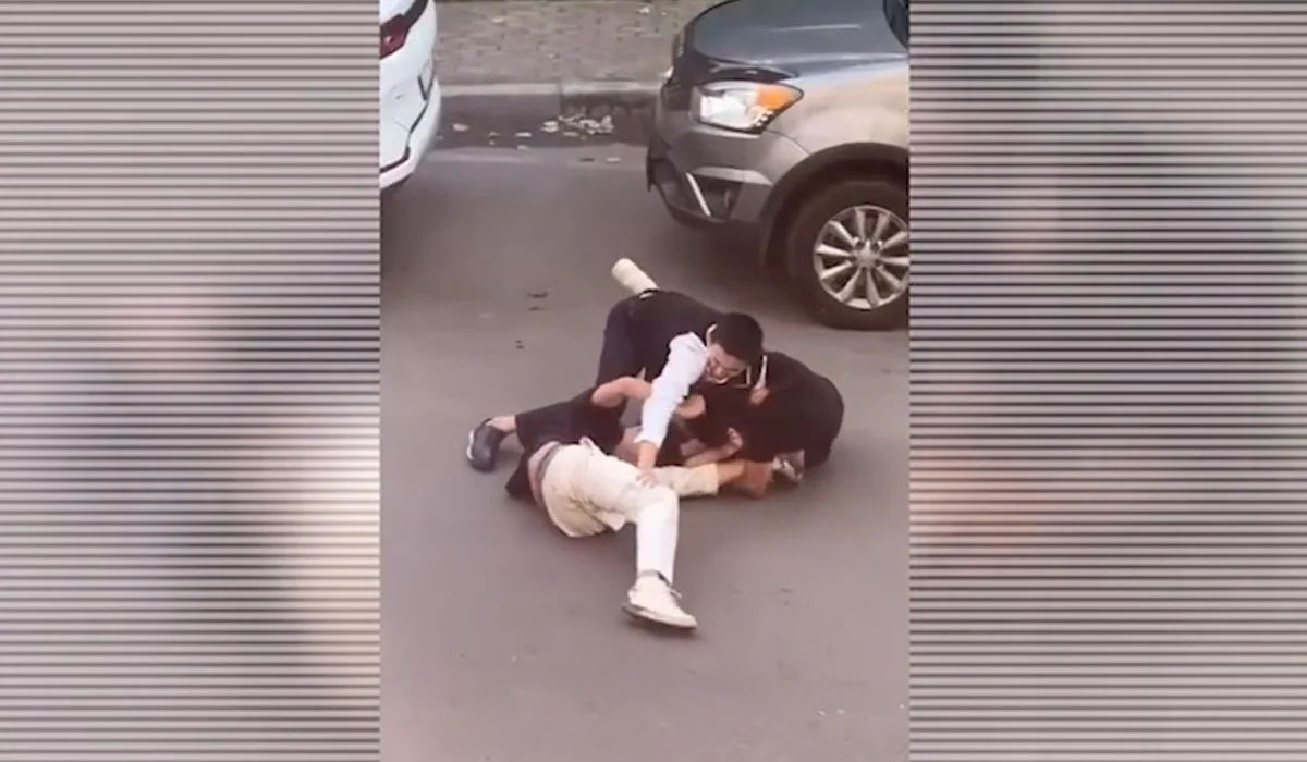 Лежали на асфальте: группа парней устроила драку во дворе алматинской многоэтажки (ВИДЕО)