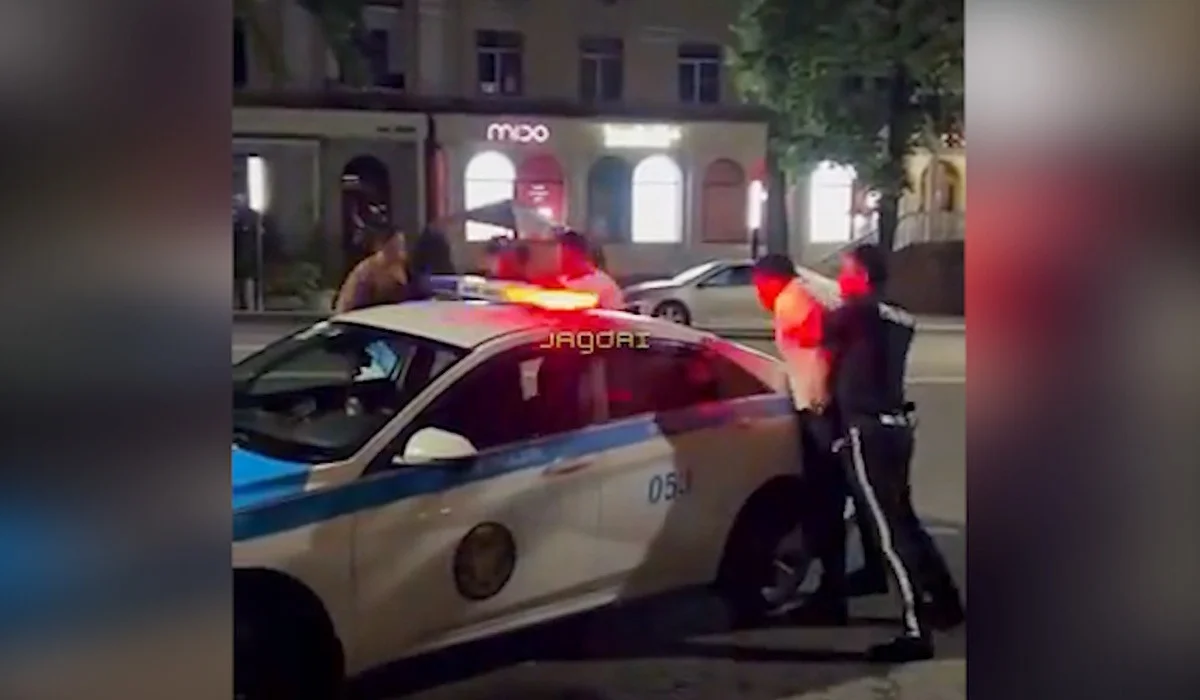 Полицейские пострадали в массовой драке у «Театралки» в Алматы (ВИДЕО)