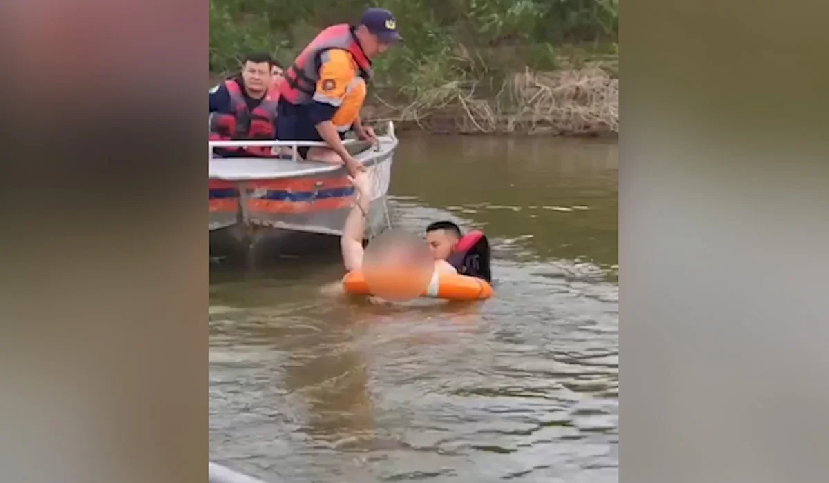 Отказывался выходить из воды: спасатели вытащили мужчину из Урала в Атырау (ВИДЕО)