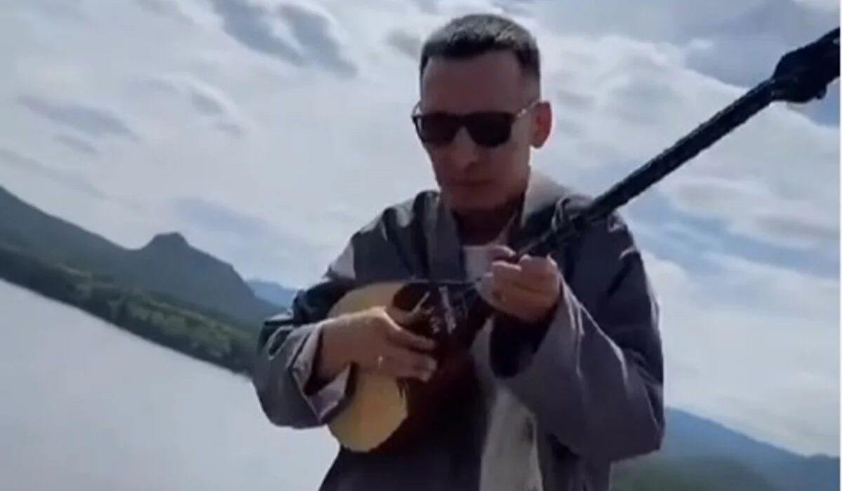 Домбра vs. Eminem: казахстанец покорил сеть кавером среди пейзажей Бурабая (ВИДЕО)