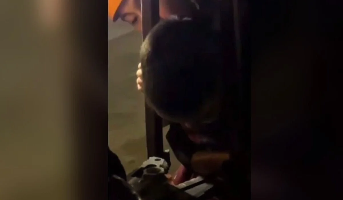 Трехлетний ребенок застрял головой в уличном заборе в Кызылорде (ВИДЕО)