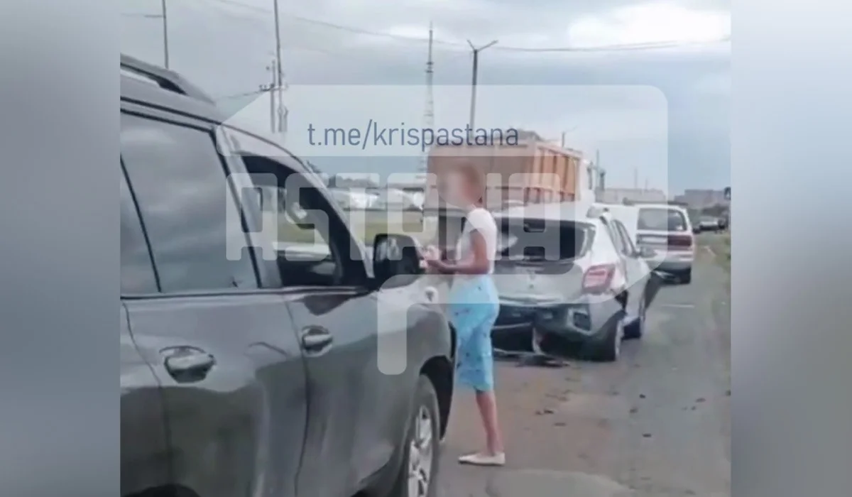 Молодой водитель Land Cruiser устроил автомобильное «домино» в Уральске (ВИДЕО)